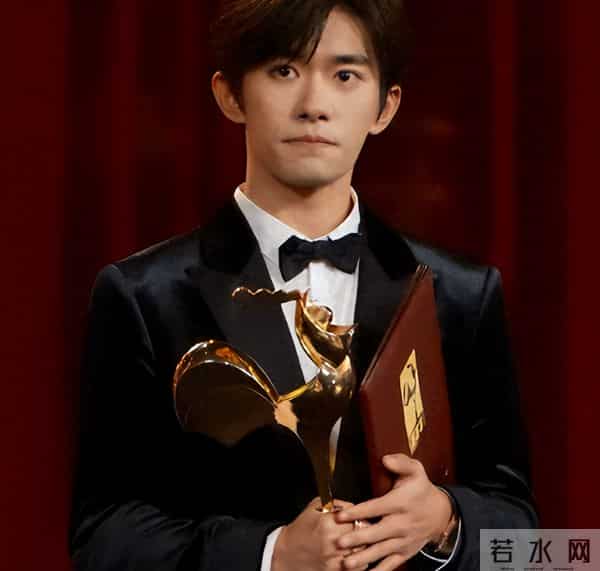 厦门这一夜，28岁关晓彤被35岁蒋梦婕秒了，才知清爽和油腻的区别