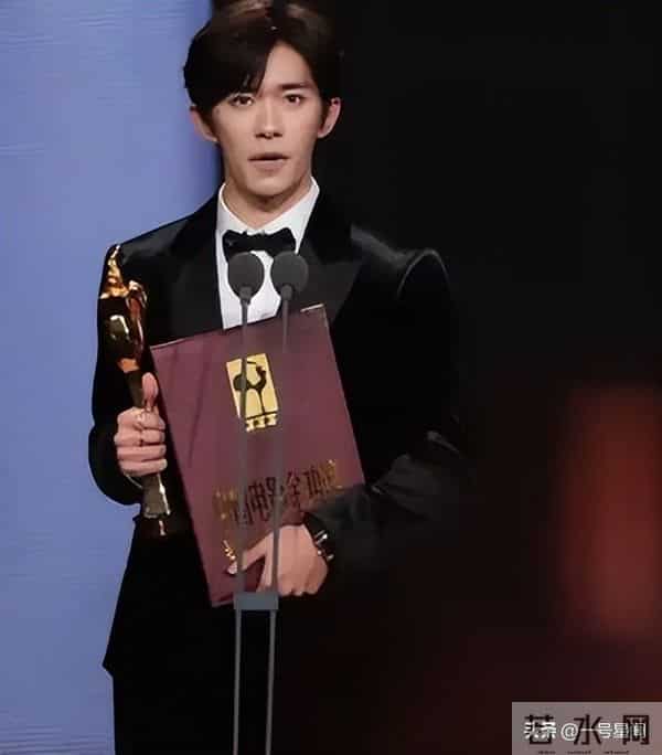 人比人气死人，影帝易烊千玺官宣喜讯，没给周冬雨留一点“体面”