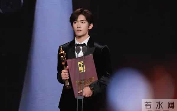 连央视新闻都发声了，张艺谋没有说错，易烊千玺走上人生另一条路