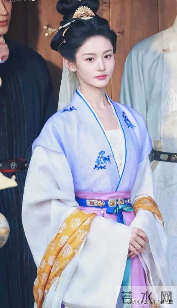 赵晴新剧路透大变样！真是红气养人，演女主角颧骨都没那么明显了