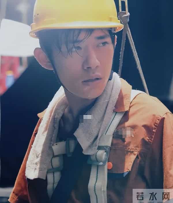 打破天花板仅4天，央视二次点名易烊千玺，让整个演艺圈沉默了