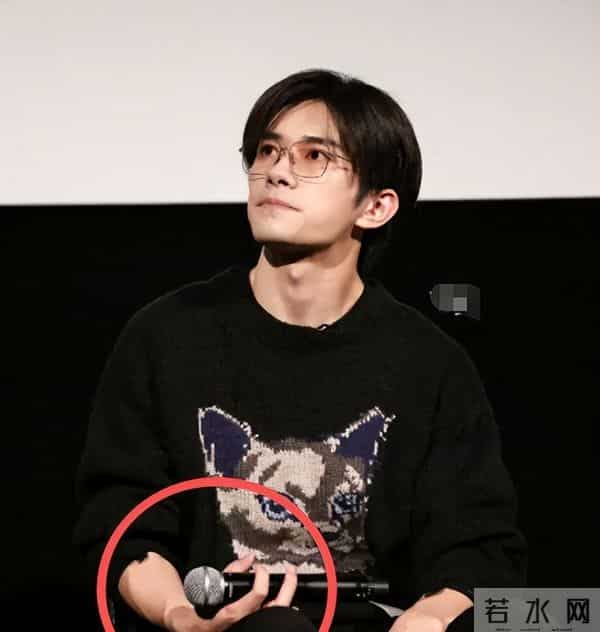 易烊千玺夺金鸡奖,不到24小时恶心一幕出现,张艺谋的话应验了