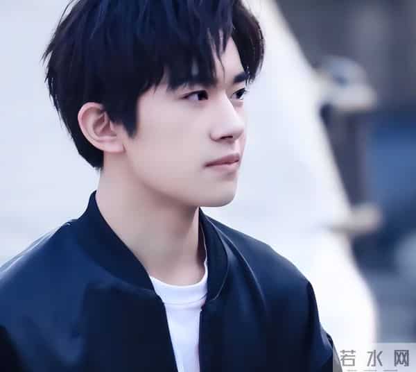 打破天花板仅4天，央视二次点名易烊千玺，让整个演艺圈沉默了