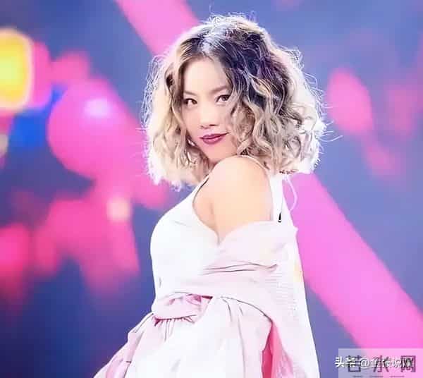 导演也没想到，只是请王菊来演个配角，结果她却把主角的风头抢了