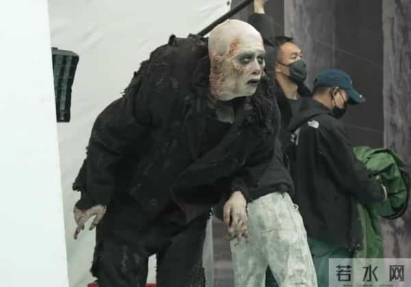 连央视新闻都发声了，张艺谋没有说错，易烊千玺走上人生另一条路