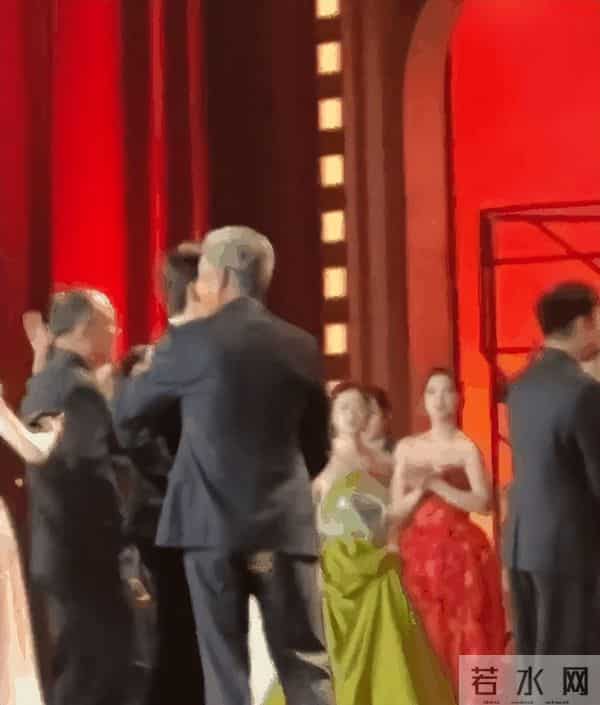 连央视新闻都发声了，张艺谋没有说错，易烊千玺走上人生另一条路