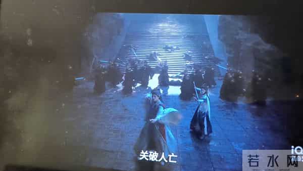 穿越时空的爱恋,剧中男女主深情对视,情感浓烈!