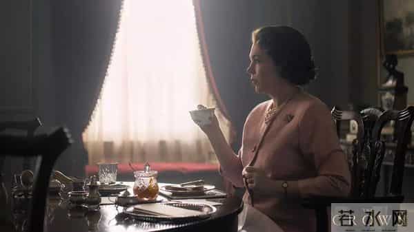 褪去神性见人性，《王冠》揭露英国皇室真实日常