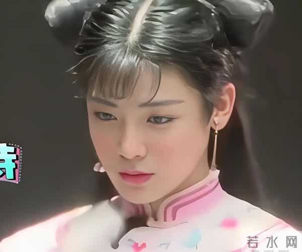 不要以为胸前塞馒头就是女性，这四人才是真正男扮女装的典范