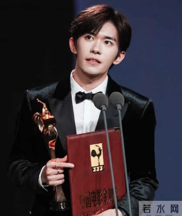 连央视新闻都发声了，张艺谋没有说错，易烊千玺走上人生另一条路