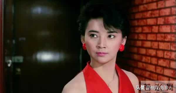 曾志伟或本色出演?直往关之琳怀里钻!