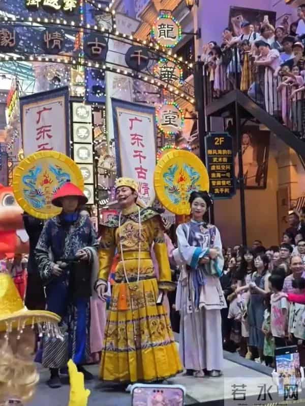 缺钱的港星，抢着来内地景区“捞金”？是文艺圈堕落，还是不得已