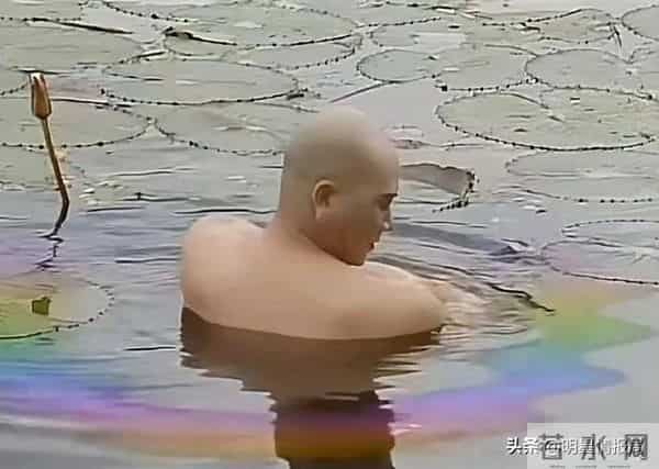 当年拍西游记唐僧洗澡，为了拍出佛光的感觉，就在水里加了汽油