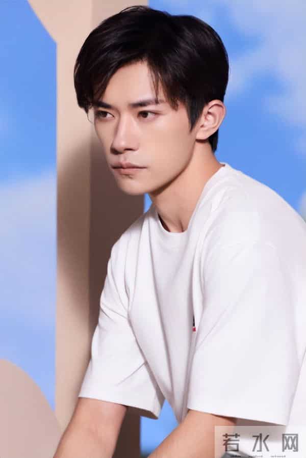 打破天花板仅4天，央视二次点名易烊千玺，让整个演艺圈沉默了