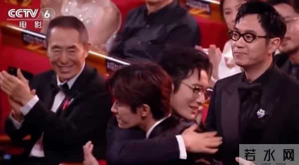 连央视新闻都发声了，张艺谋没有说错，易烊千玺走上人生另一条路