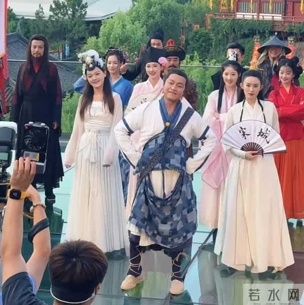 缺钱的港星，抢着来内地景区“捞金”？是文艺圈堕落，还是不得已