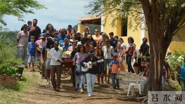 村庄从地图消失？《巴克劳》用西部片外壳批判法西斯