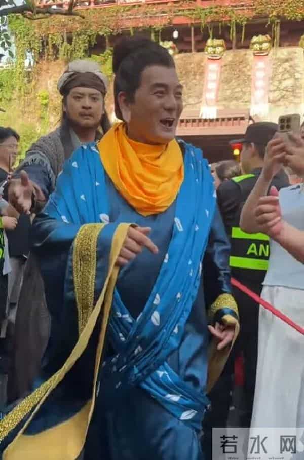 缺钱的港星，抢着来内地景区「捞金」