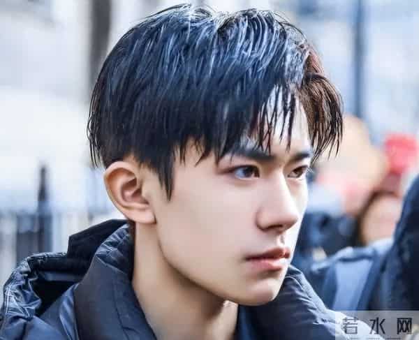 打破天花板仅4天，央视二次点名易烊千玺，让整个演艺圈沉默了