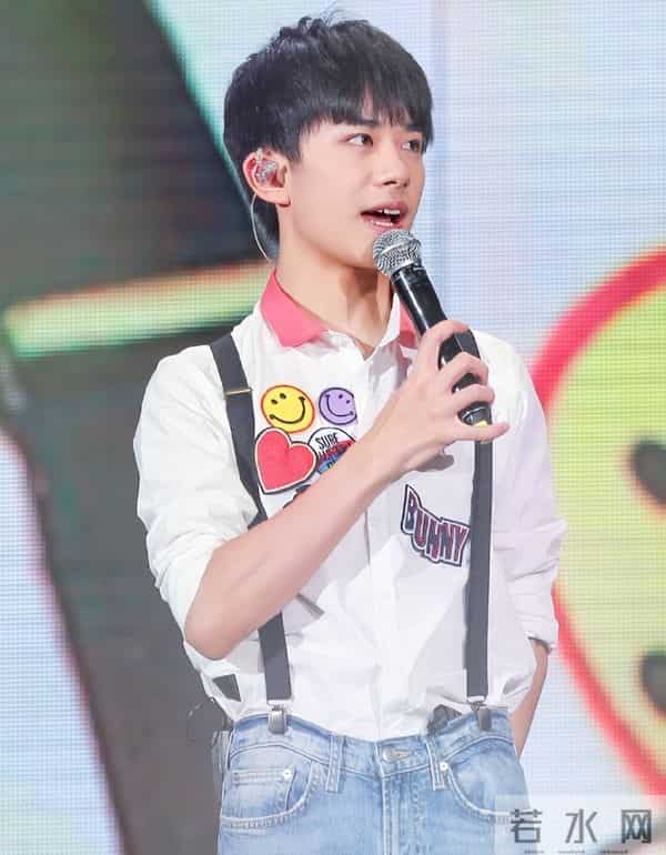 连央视新闻都发声了，张艺谋没有说错，易烊千玺走上人生另一条路