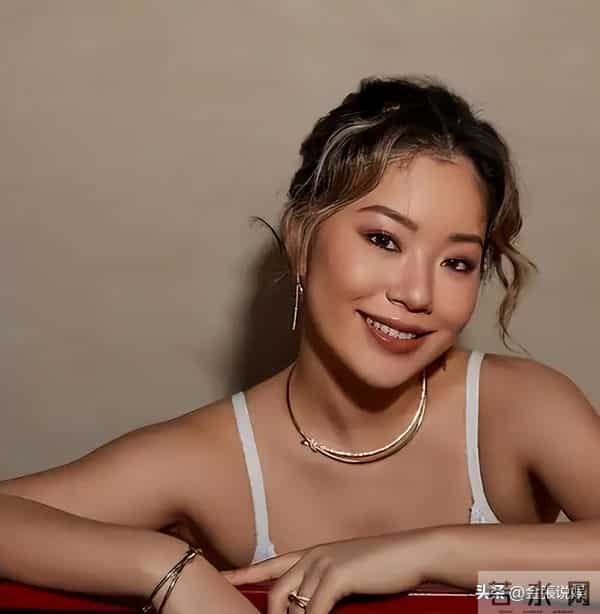 导演也没想到，只是请王菊来演个配角，结果她却把主角的风头抢了