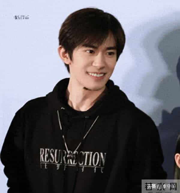 易烊千玺演技票房号召力兼具：拿金鸡奖影帝，主演电影预售都过亿