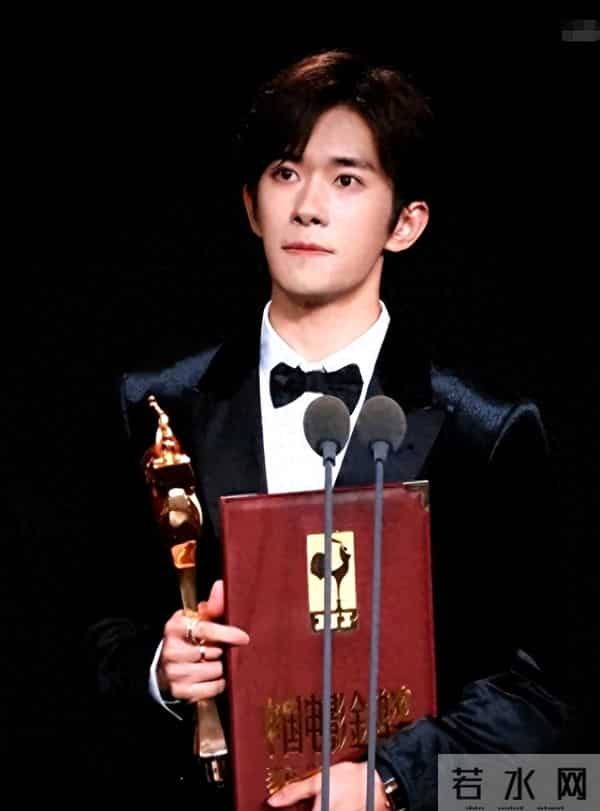 打破天花板仅4天，央视二次点名易烊千玺，让整个演艺圈沉默了