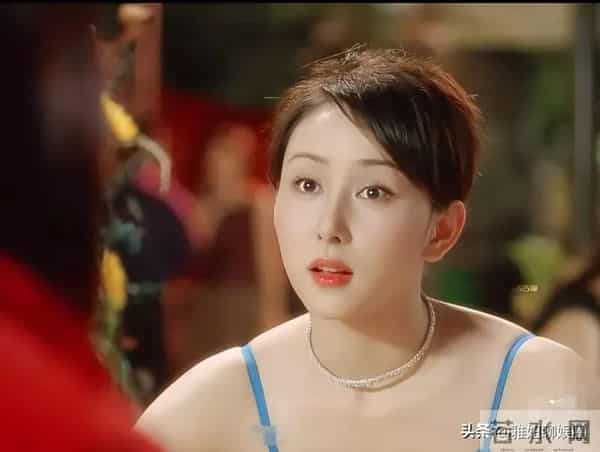 胡静在港片《千杯不醉》的剧中造型好美