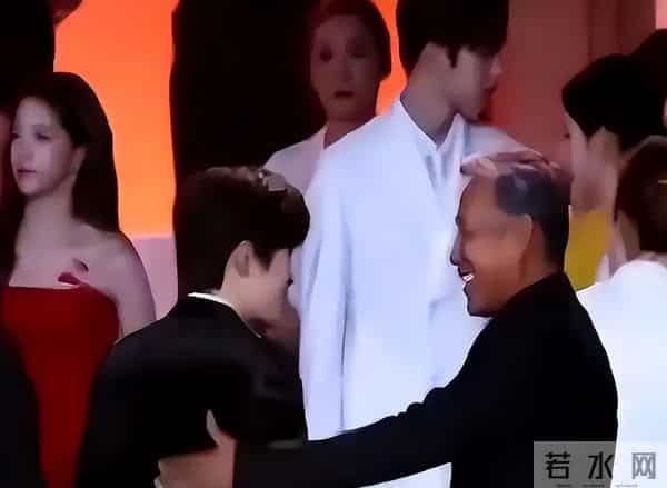 打破天花板仅4天，央视二次点名易烊千玺，让整个演艺圈沉默了