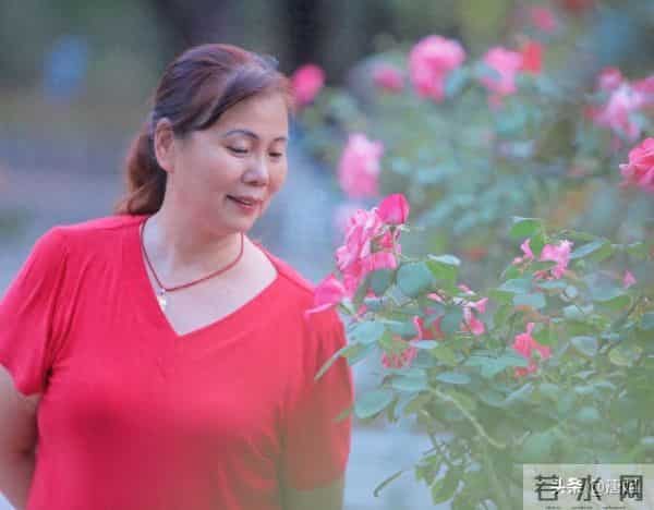 今日爆款文章:《岁月轻逝,学会与时光温柔相拥》