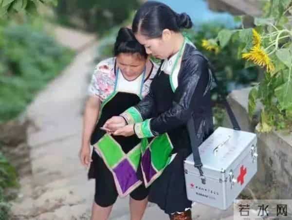 1女子的公公凑2000元给她开诊所，却负7000多元，村民赶来-不能走