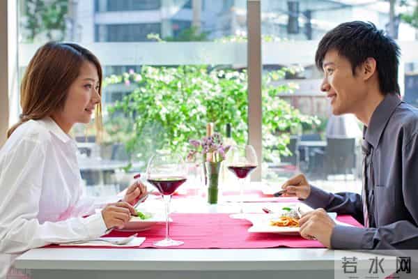 姐弟恋需谨慎,她为小丈夫花费60万,却买来三条血泪教训