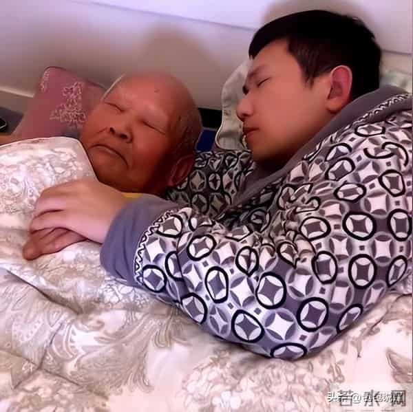 孙媳妇半夜给93岁爷爷换尿不湿,爷爷说要抱抱,孙媳妇:习以为常