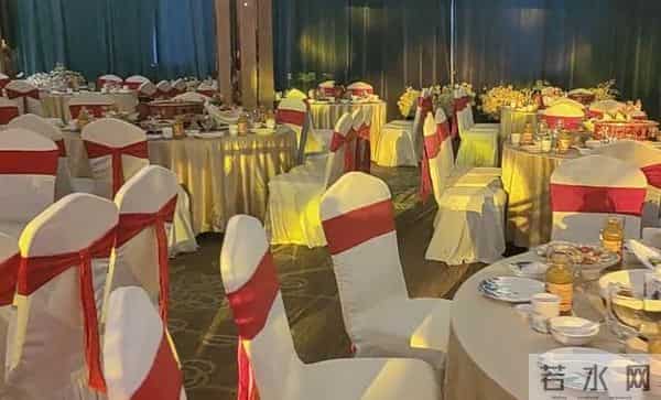 山西婚礼现场宾客寥寥无几，司仪尴尬主持，知情人：主家不愿改期