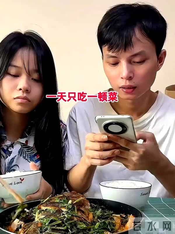 广州一对小情侣,天天躺平不工作,找啥活都嫌累,一天只吃一顿