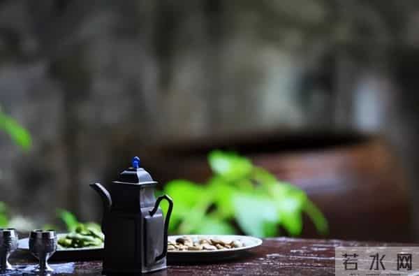 对家人不耐烦、态度差，对外人客客气气，暴露了一个人的性格缺陷