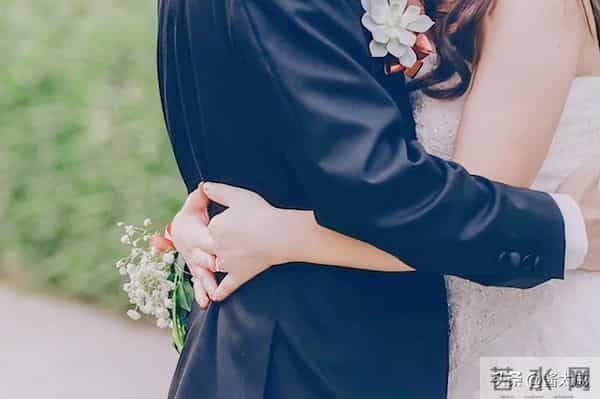 属蛇的人,到底和谁谈恋爱最般配?谁又最容易吵得满屋飞火星?