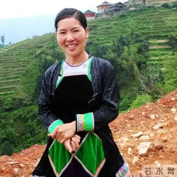 1女子的公公凑2000元给她开诊所，却负7000多元，村民赶来-不能走