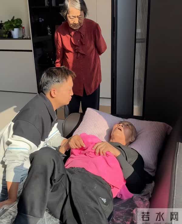 余雪爷爷状态不妙，一举动证明已是弥留之际，家里人已有心理准备