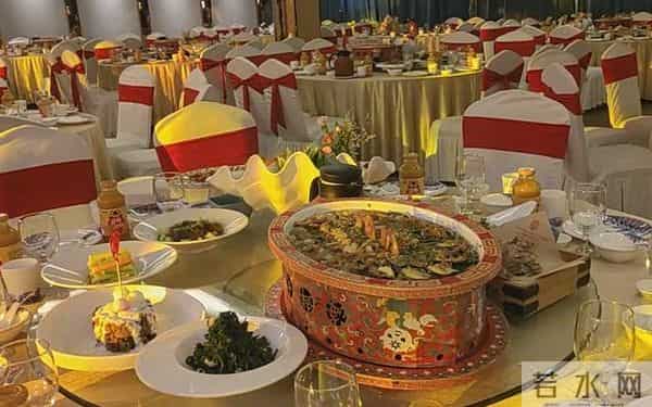 山西婚礼现场宾客寥寥无几，司仪尴尬主持，知情人：主家不愿改期