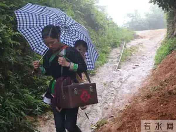 1女子的公公凑2000元给她开诊所，却负7000多元，村民赶来-不能走