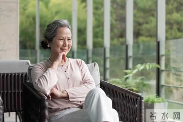 62岁离婚三年,我终于懂了:女人老了,没男人真的不行!