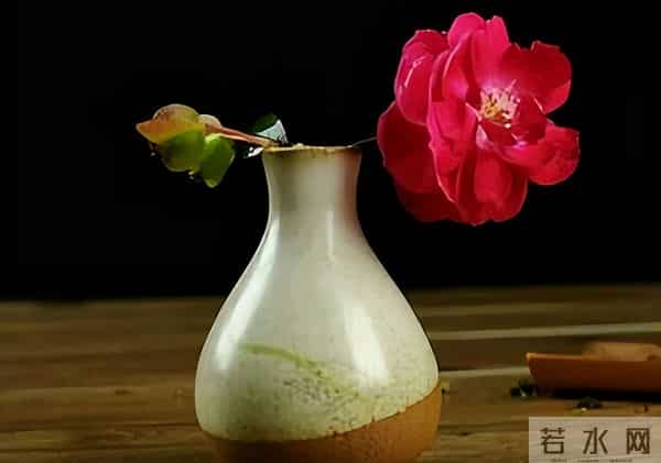 对家人不耐烦、态度差，对外人客客气气，暴露了一个人的性格缺陷