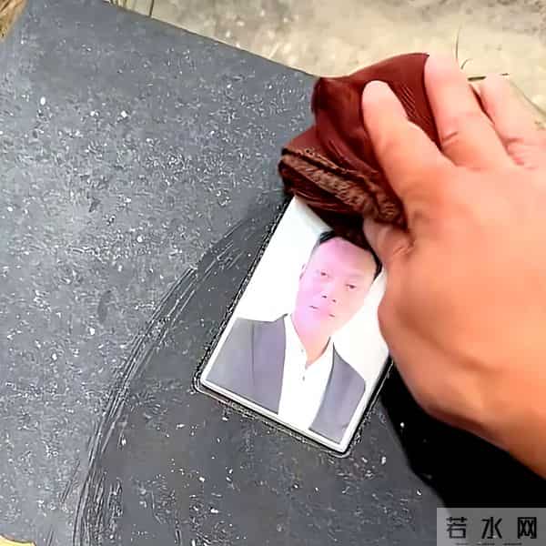 身未死,心已死!妻子去世多月丈夫将自己照片贴在合墓碑上惹泪目