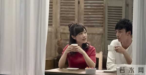 别傻傻只看身体接触,女人一旦在这些地方为你破戒,就是爱惨你了