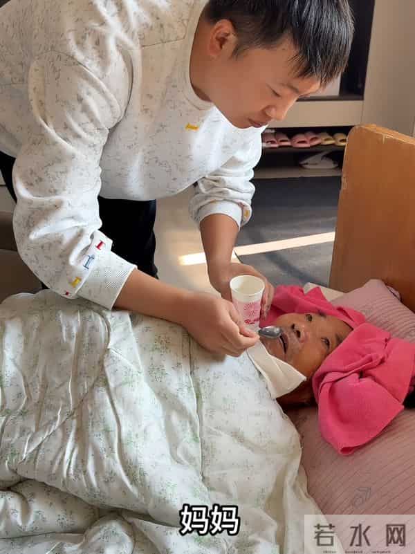 余雪爷爷状态不妙，一举动证明已是弥留之际，家里人已有心理准备