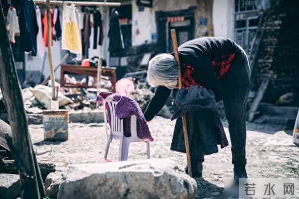 人到晚年才发现：独生子女家庭，远比多子女家庭老人，更幸福