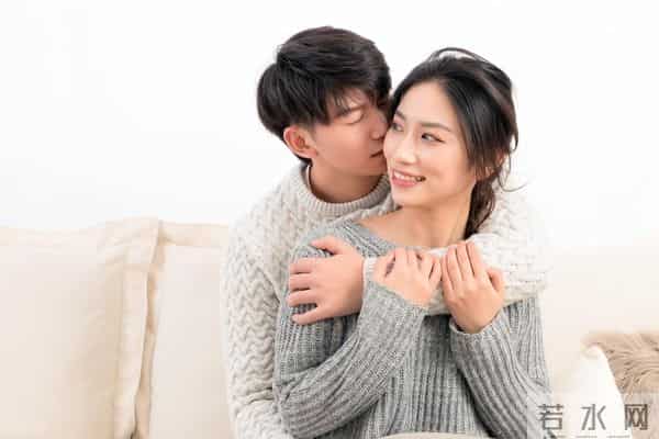 别傻傻只看身体接触,女人一旦在这些地方为你破戒,就是爱惨你了