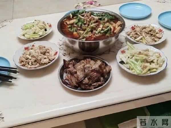 博主哭诉去男友家不受重视，他父母只顾在医的女儿，没给她红包！