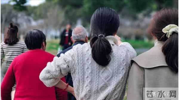 退休父亲被骗买保健品，母亲吃完拉肚子！子女该如何拯救焦虑爸妈